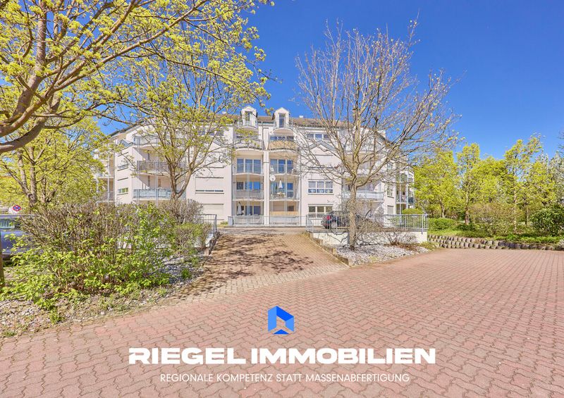 Sie hier? Wir auch! Großzügige Maisonette-Wohnung mit 4 Zimmern, 3 Balkonen und 2 Stellplätzen
